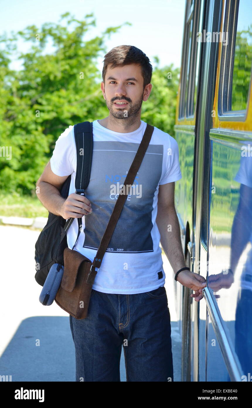 Bärtiger Mann in einem Bus im Sommer Stockfoto