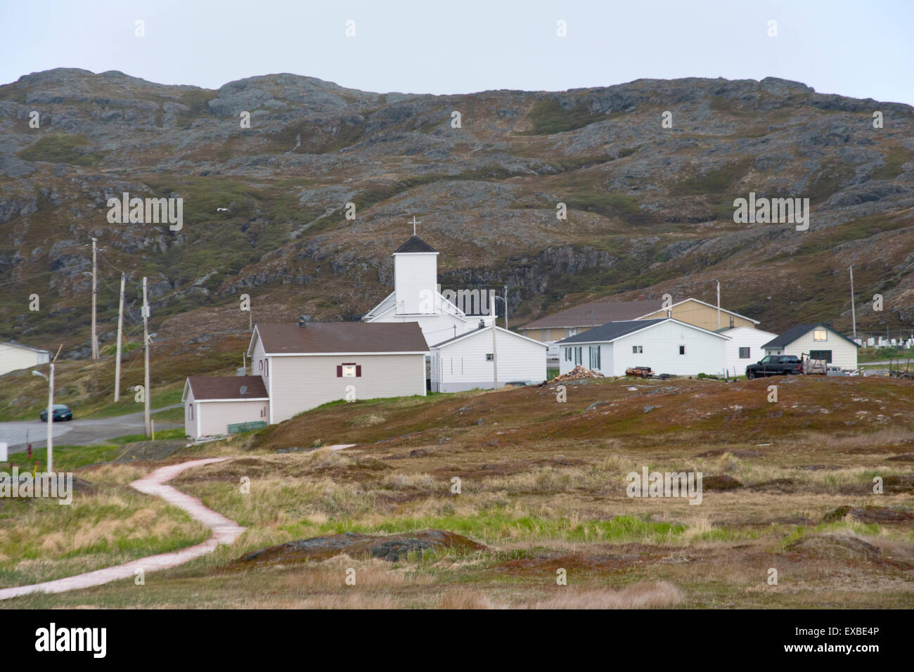 Eine Gruppe von Gebäude und eine Kirche an der Küste von Neufundland. Stockfoto