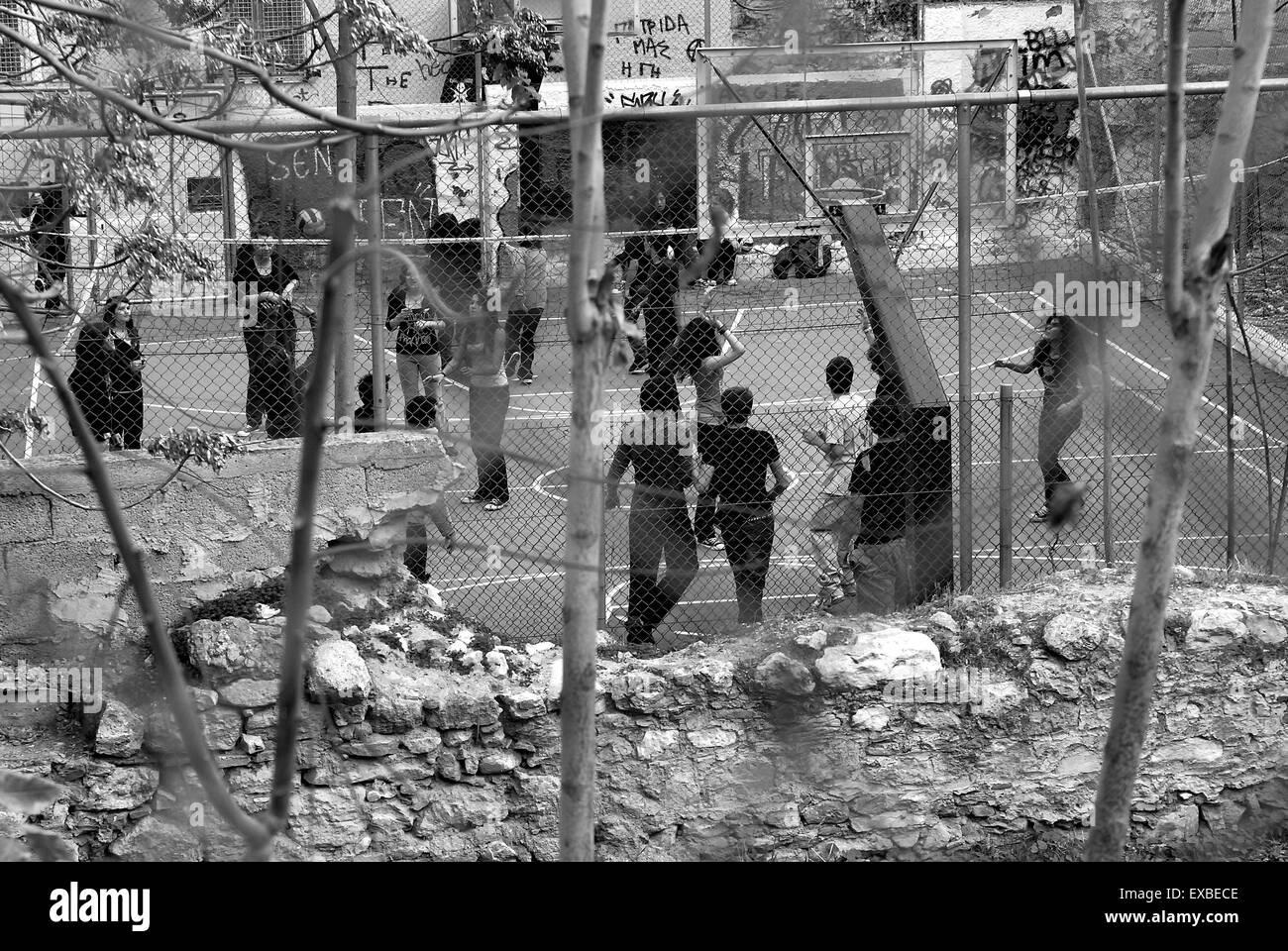 Basketball-Spiel im Schulhof, Athen, Griechenland Stockfoto