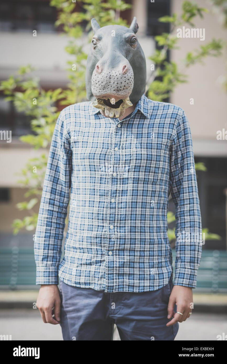 Nilpferd Maske absurde Mensch in der Stadt Stockfoto