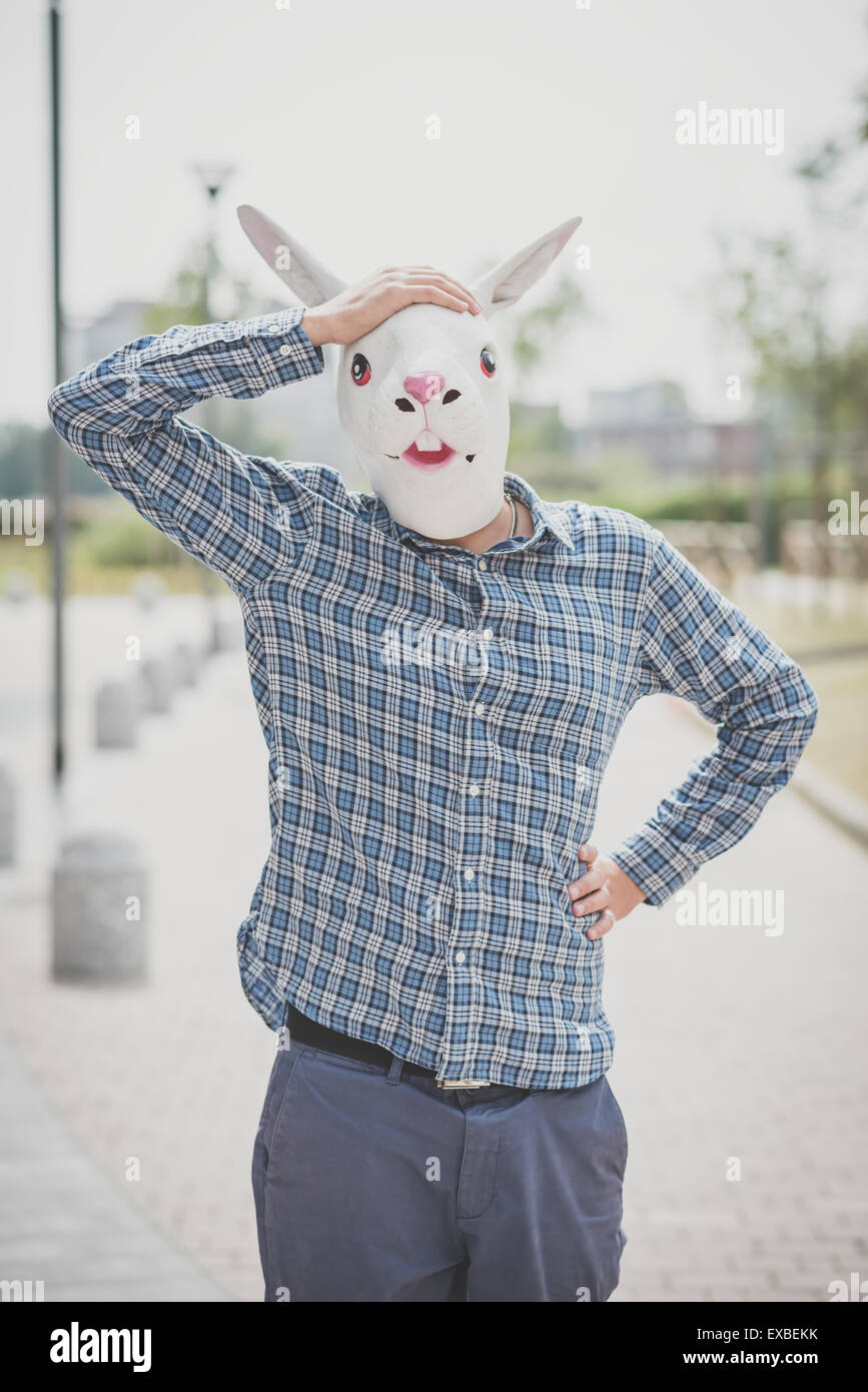 Kaninchen-Maske absurde Mensch in der Stadt Stockfoto