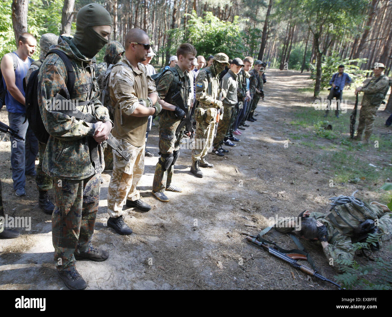 Kiew, Ukraine. 10. Juli 2015. Ukrainer in militärischen Uniformen halten Mock-up Waffen, da sie eine militärische Schulung organisiert für die Zivilbevölkerung in Kiew, Ukraine, 21. Juni 2015 teilnehmen. Die Europäische Union am 19. Juni verlängert Wirtschaftssanktionen auf der ukrainischen Halbinsel Krim und die Stadt Sewastopol nach ihrer Annexion durch Russland, mit den Maßnahmen jetzt fällig bis 23. Juni 2016 bleiben. Die Sanktionen wurden im vergangenen Jahr eingeführt, um die EU gegen die illegale Annexion durch Russland der beiden Gebiete im März 2014 zu stärken. Beziehungen zwischen Brüssel und Moskau sind Stockfoto