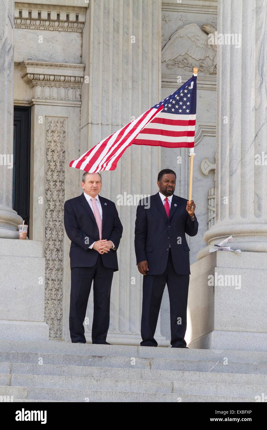 Columbia, South Carolina, USA. 10. Juli 2015. South Carolina State Rep Wendell Gilliard Posen mit einer amerikanischen Flagge auf den Stufen im Repräsentantenhaus vor Beginn der Zeremonie, die Konföderierten Flagge 10. Juli 2015 in Columbia, South Carolina zu entfernen. Bildnachweis: Planetpix/Alamy Live-Nachrichten Stockfoto