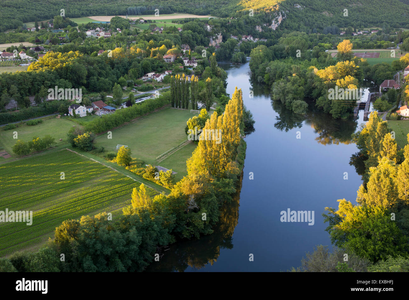 Blick auf den Fluss Lot und Vallée du Lot von Saint-Cirq-Lapopie, midi-Pyrenäen, Frankreich Stockfoto