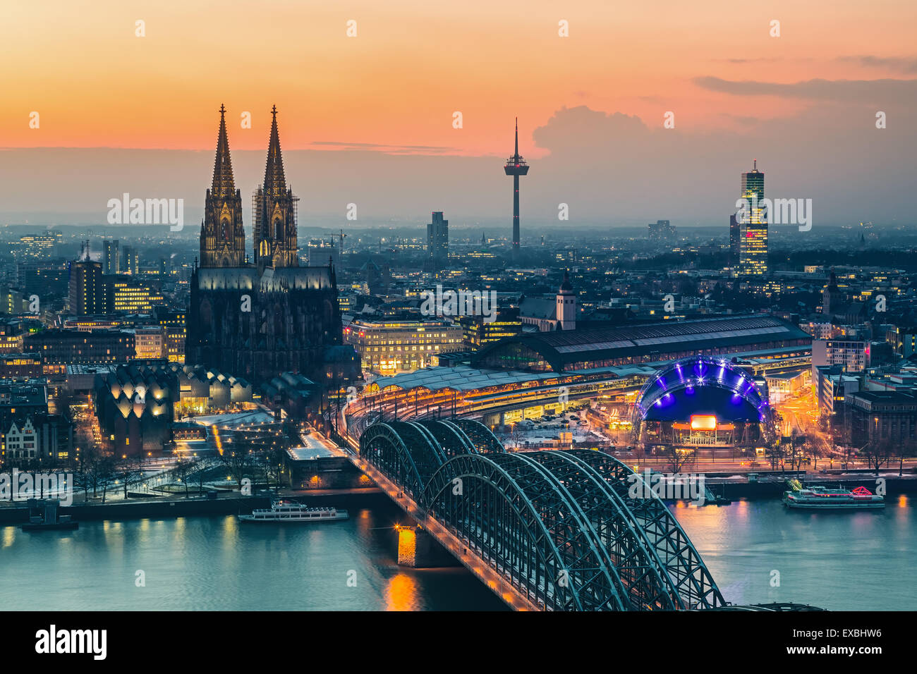 Köln in der Abenddämmerung Stockfoto