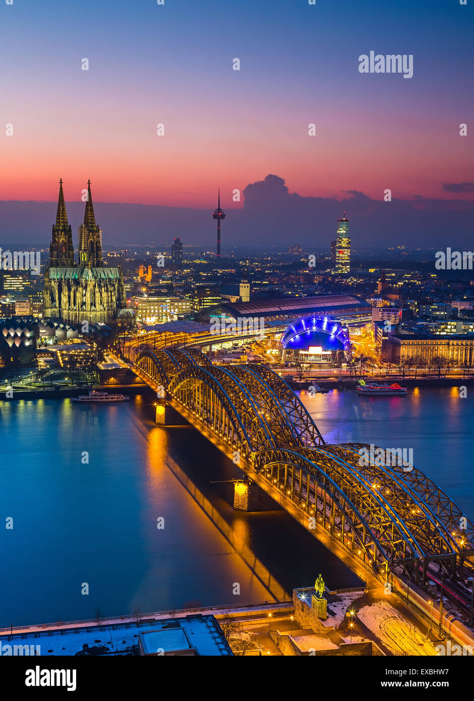 Köln in der Abenddämmerung Stockfoto