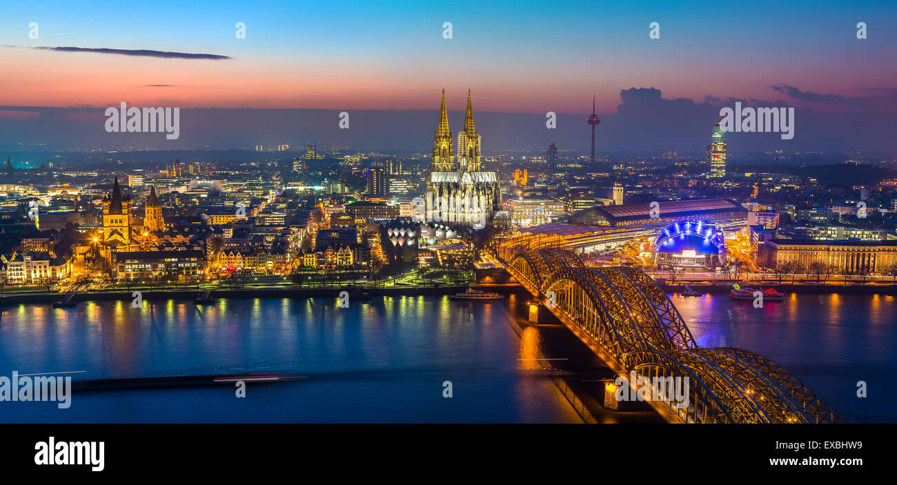 Köln in der Abenddämmerung Stockfoto