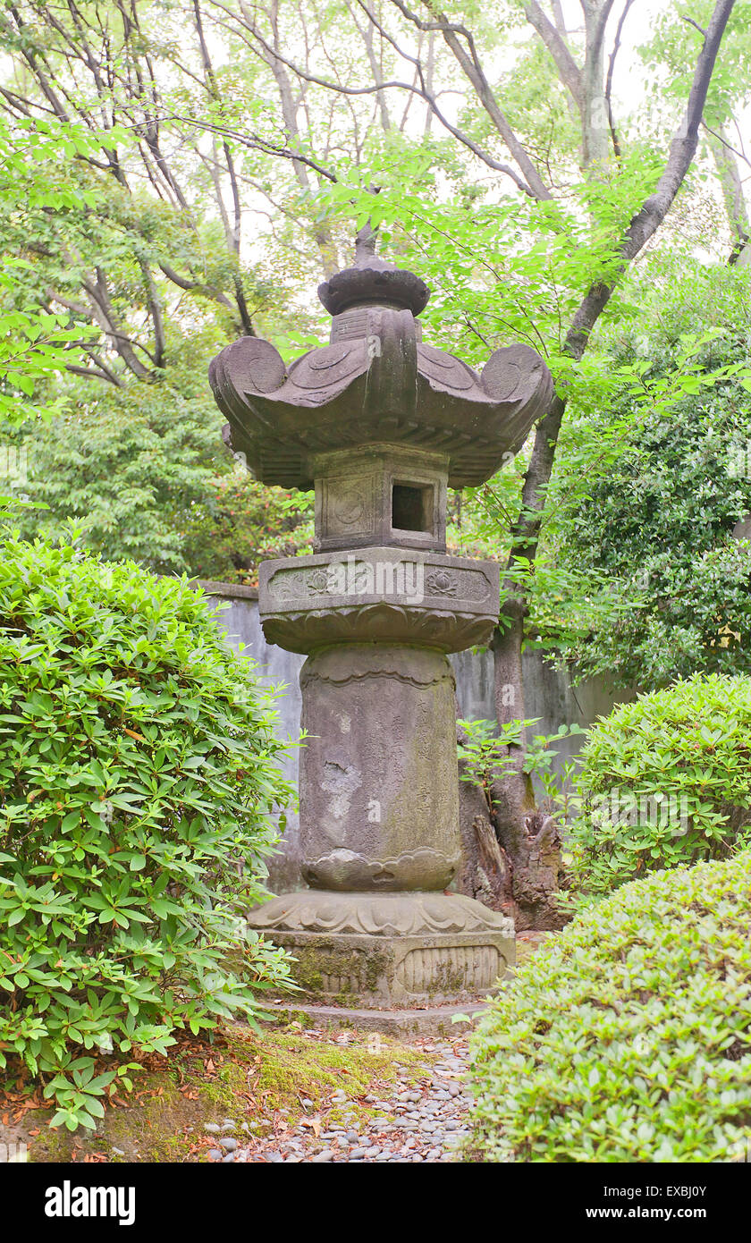 Traditionelle Steinlaterne (Toro) im Garten des Zojo-Ji Tempel in Tokio. Laternen sind eine Opfergabe an Buddha betrachtet. Stockfoto