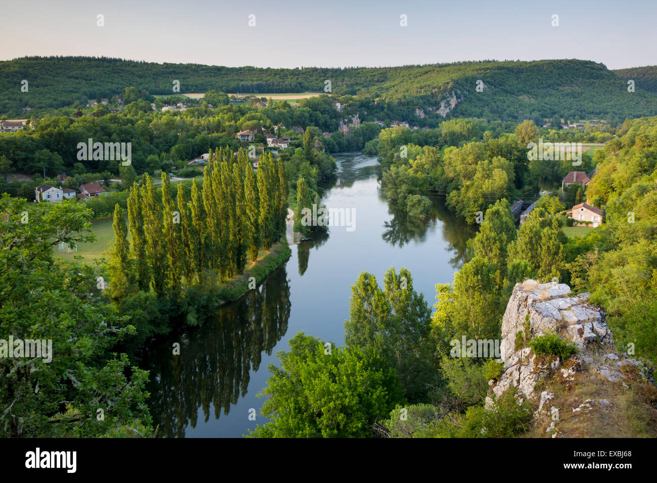Abends Blick auf Fluss Lot aus Saint-Cirq-Lapopie, Vallee du Lot, Midi-Pyrenäen, Frankreich Stockfoto