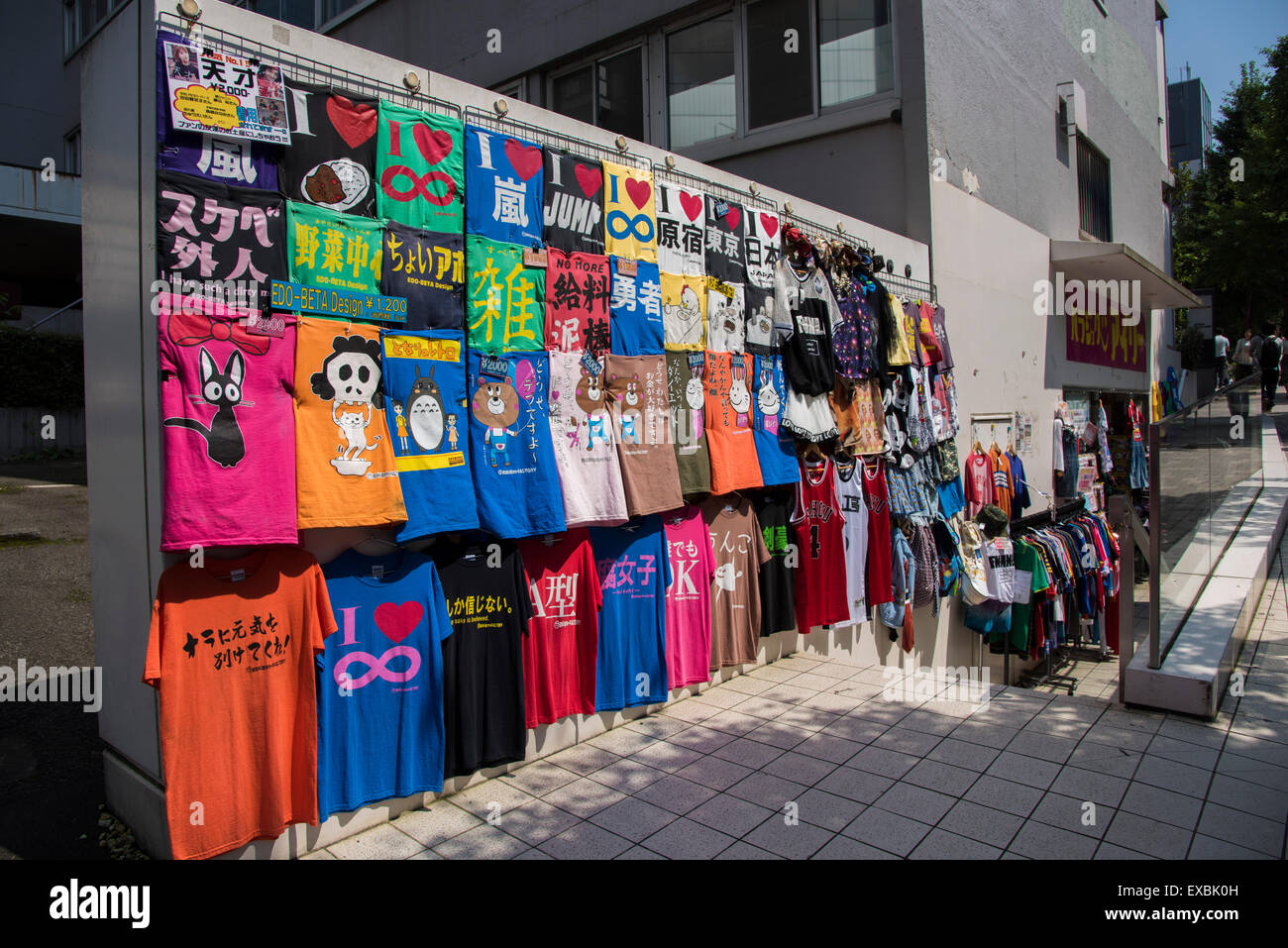 -T-Shirts zu speichern, in der Nähe von Bahnhof Harajuku, Shibuya-Ku, Tokyo, Japan Stockfoto