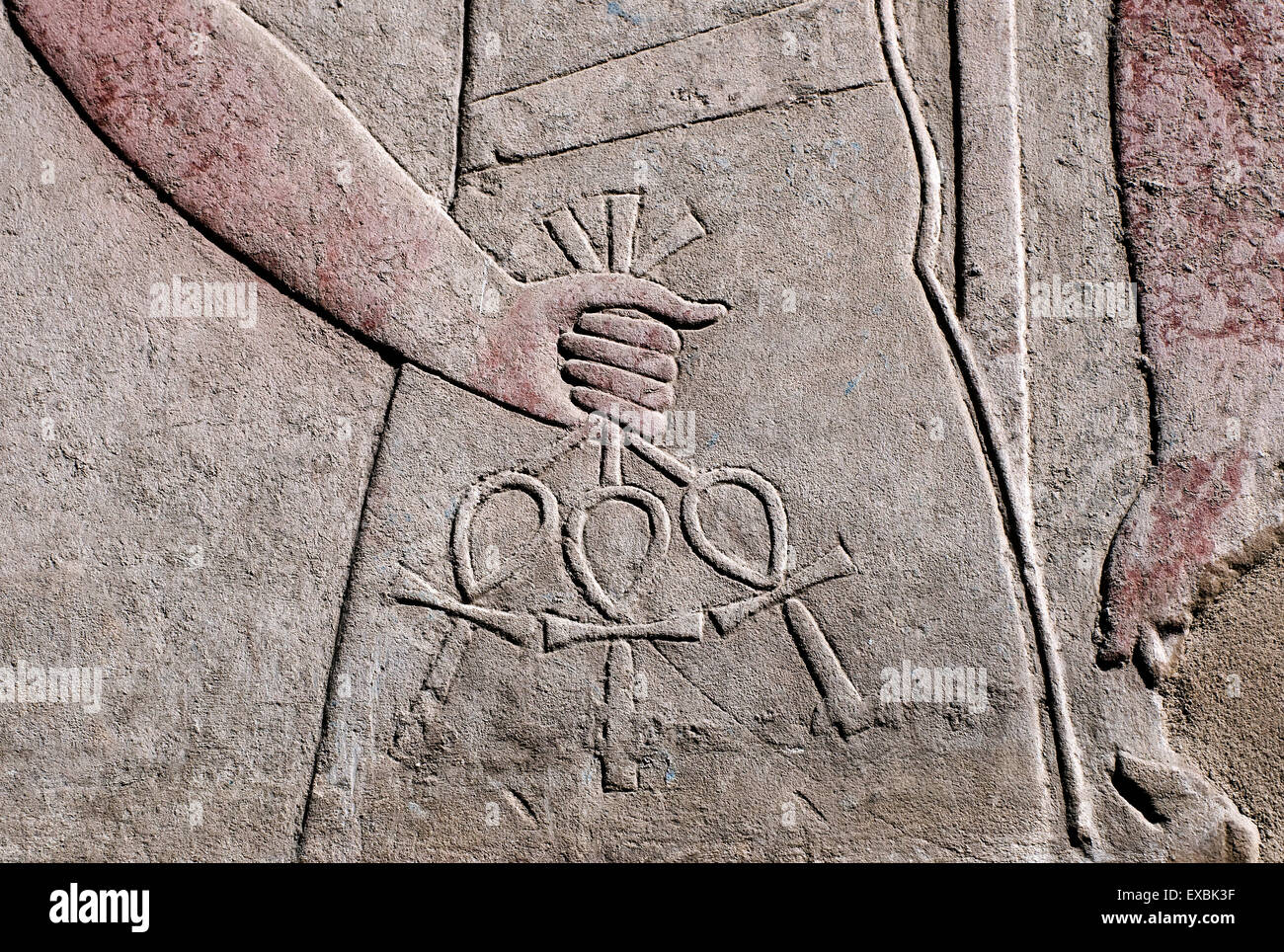 Luxor, Karnak, Egypt.Temple von Karnak Heiligen Gott Amon: Skulpturen in eine Wand mit drei anken Stockfoto