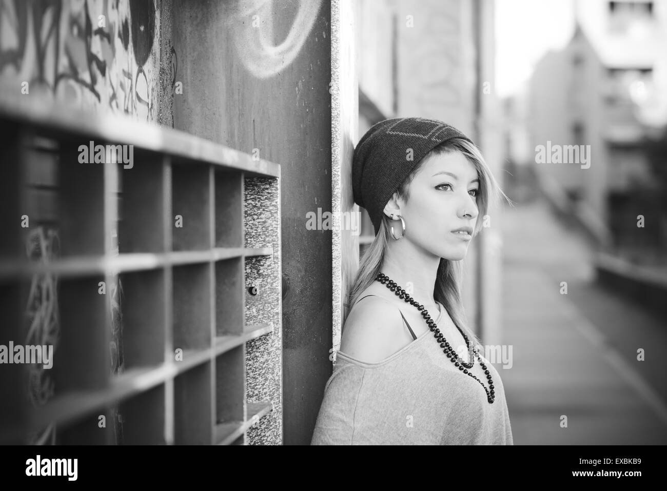 junge schöne Modell Frau Musik hören in der Stadt Stockfoto