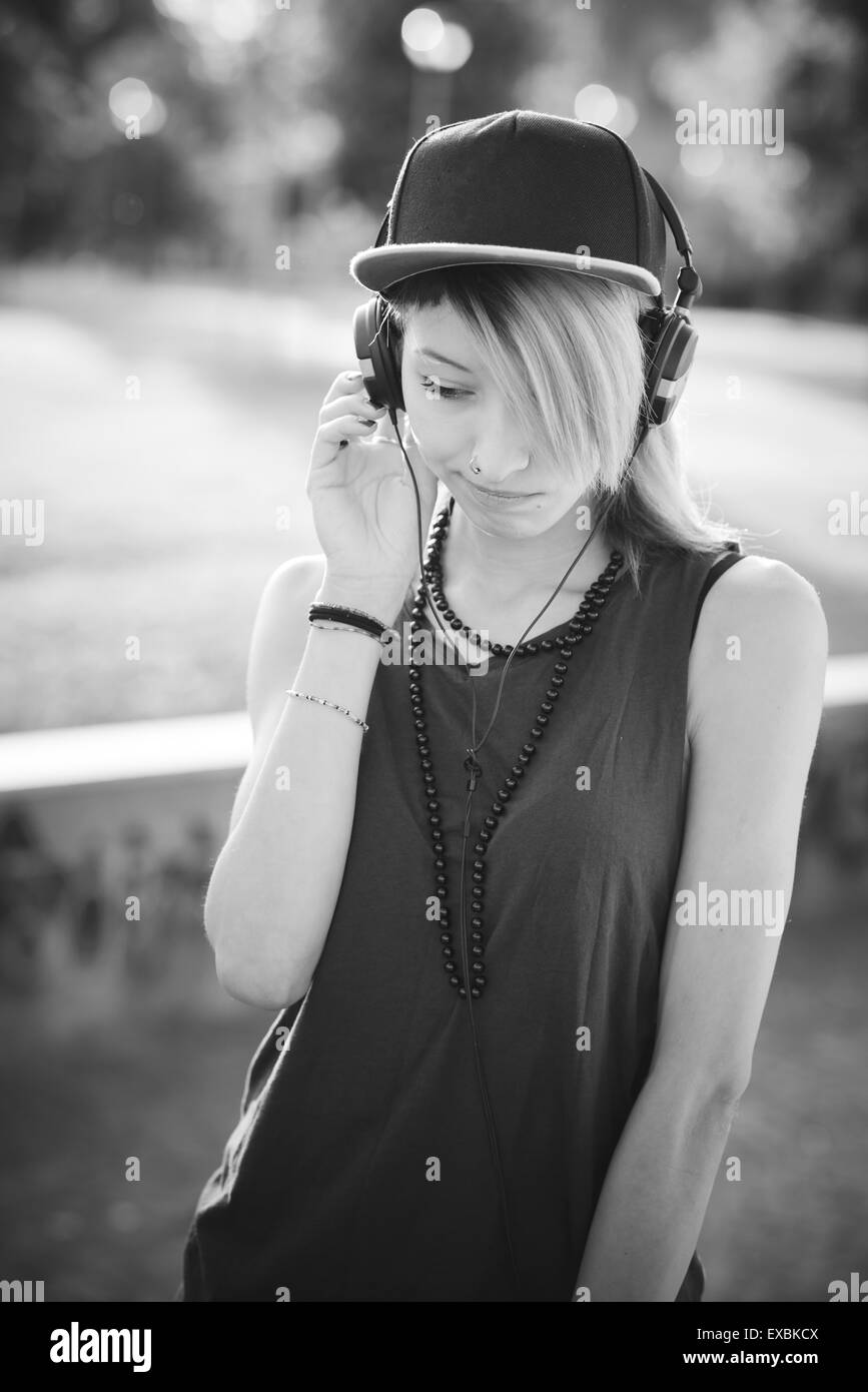 junge schöne Modell Frau Musik hören in der Stadt Stockfoto
