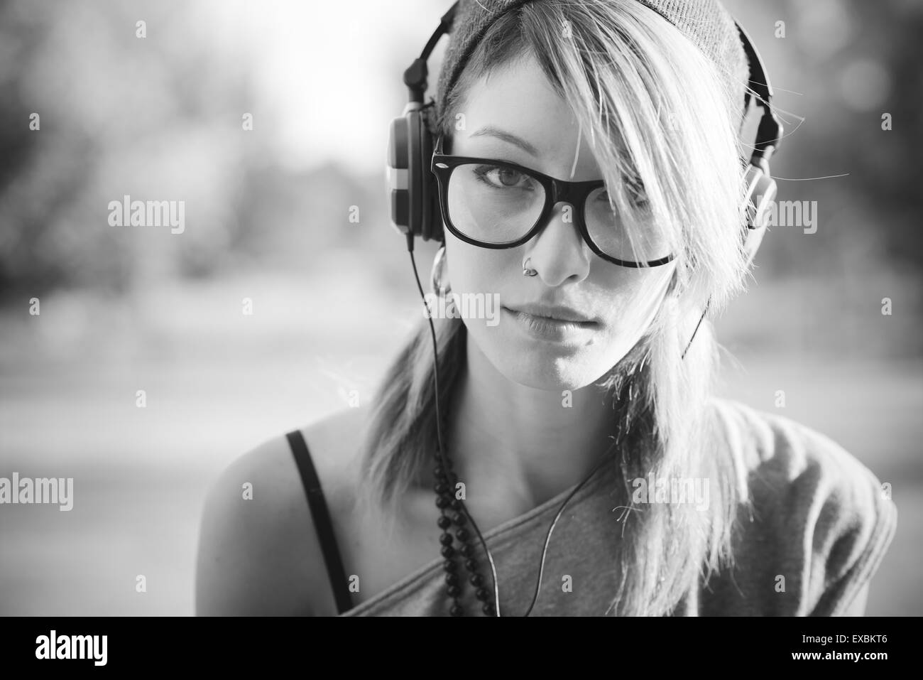 junge schöne Modell Frau Musik hören in der Stadt Stockfoto