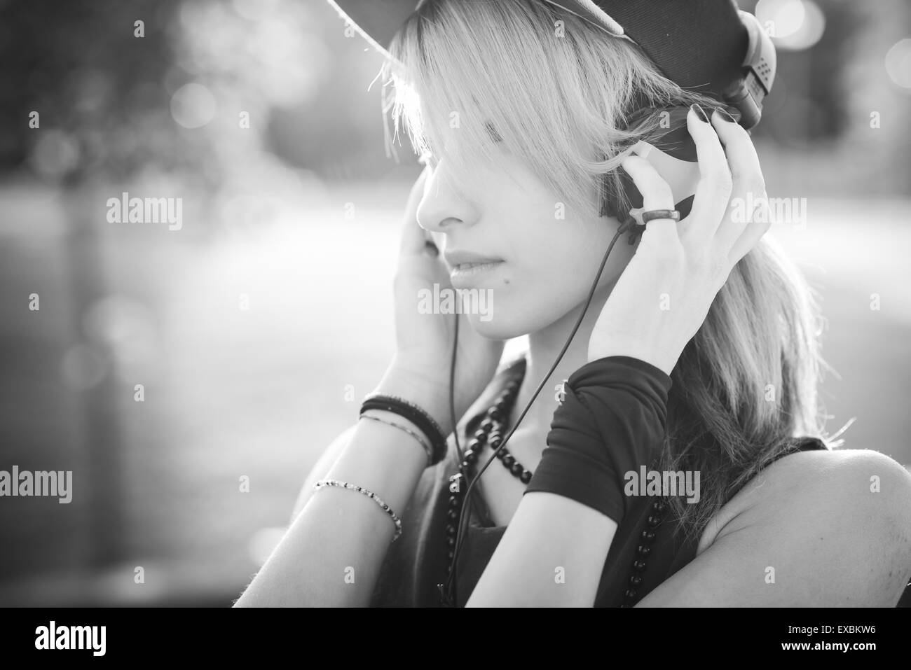 junge schöne Modell Frau Musik hören in der Stadt Stockfoto