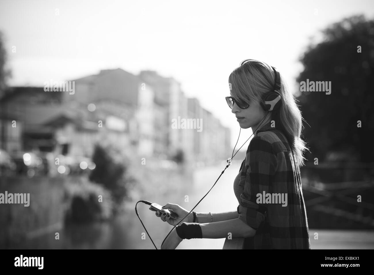 junge schöne Modell Frau Musik hören in der Stadt Stockfoto