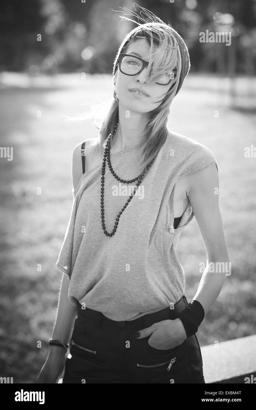 junge schöne Modell Frau Musik hören in der Stadt Stockfoto