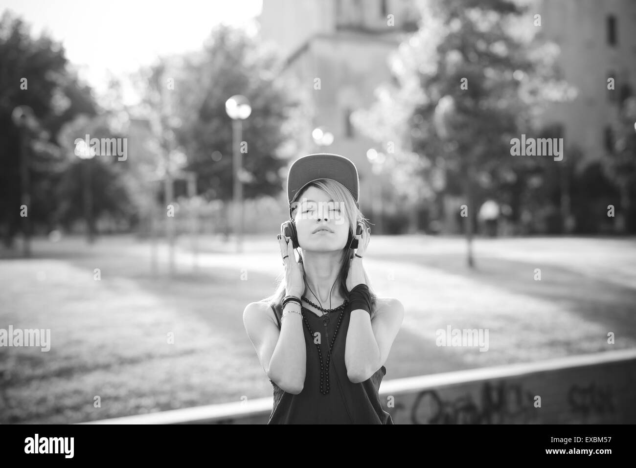 junge schöne Modell Frau Musik hören in der Stadt Stockfoto