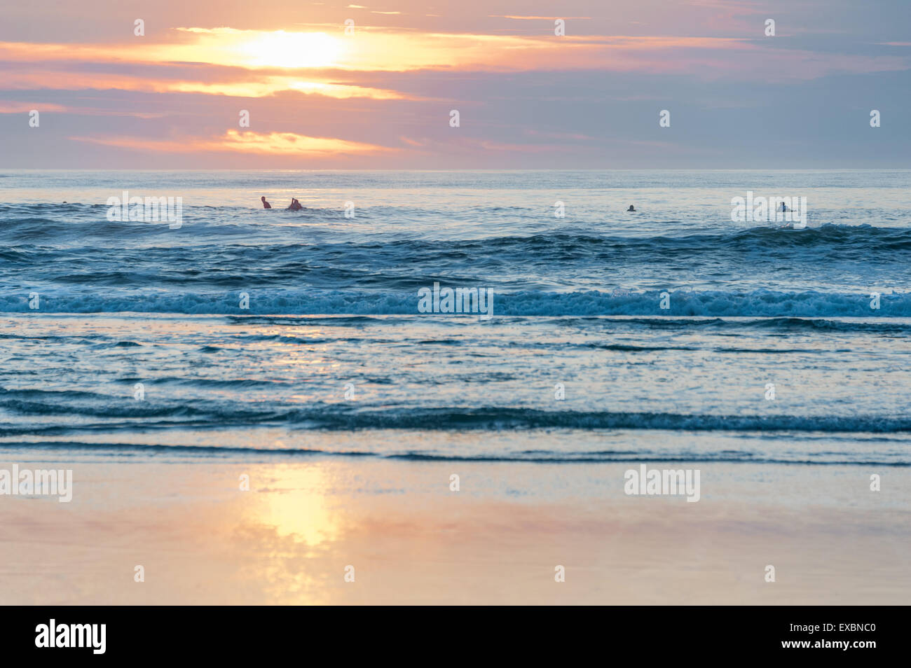 Florida-Surfer starten ihren Tag mit einer Surfsession am frühen Morgen in Jacksonville Beach. Stockfoto