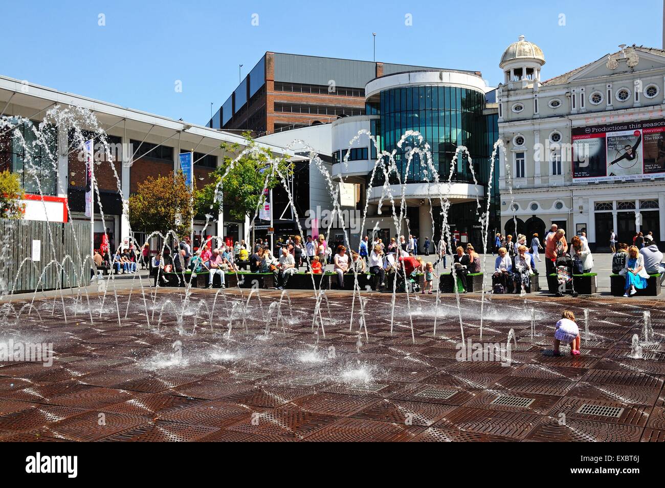 Das Playhouse Theatre in Williamson Platz mit Springbrunnen in den Vordergrund und die Menschen genießen den Sonnenschein im Sommer, Liverpool, Stockfoto