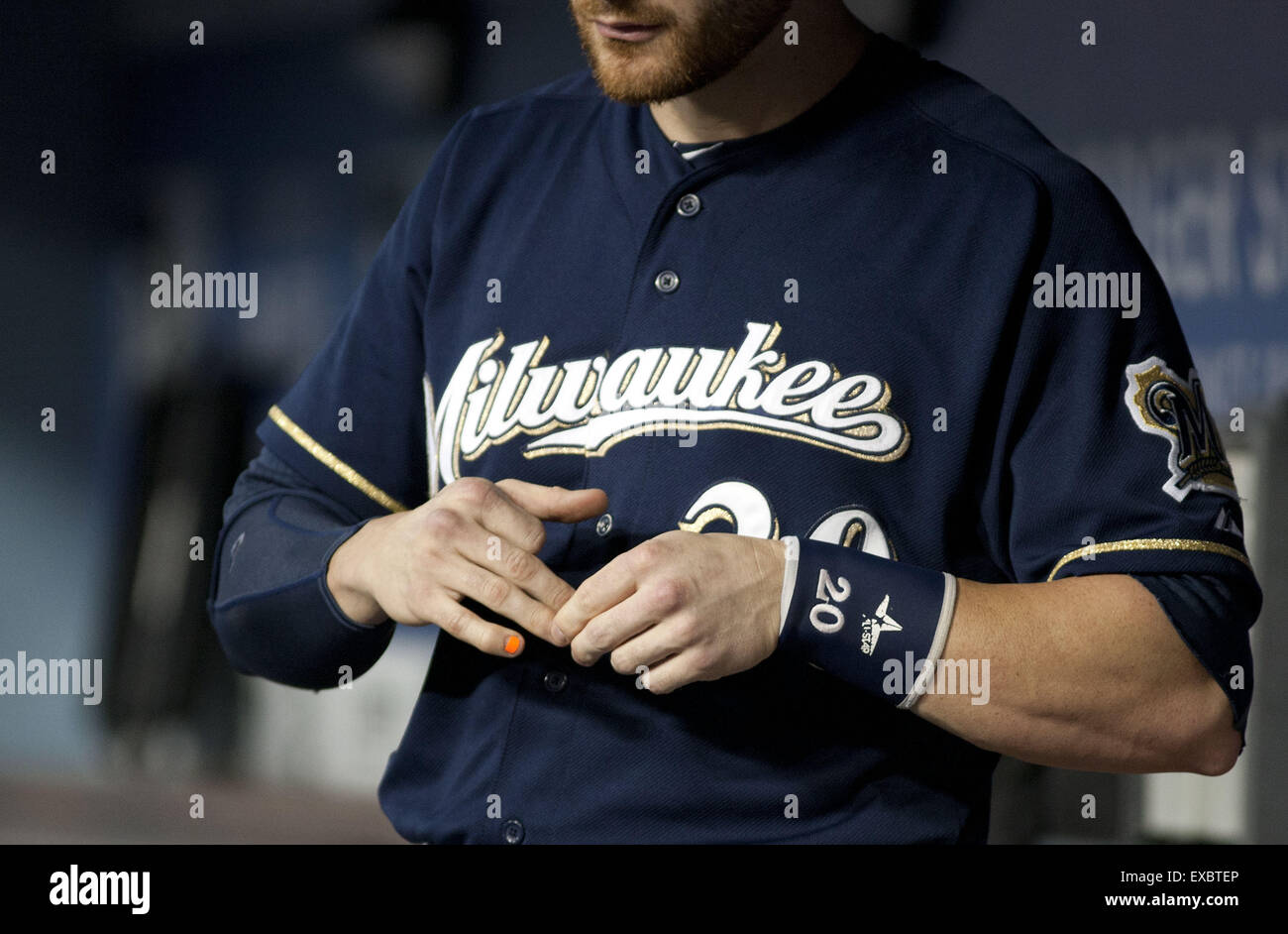 Los Angeles, Kalifornien, Vereinigte Staaten von Amerika, USA. 10. Juli 2015. Milwaukee Brewers Catcher (20) Jonathan Lucroy trägt orange Aufkleber in seine Fingernägel während des Spiels gegen die Los Angeles Dodgers am 10. Juli 2015 im Dodger Stadium in Los Angeles, California.Los Angeles Dodgers gewann das Spiel 3-2.ARMANDO-ARORIZO. Bildnachweis: Armando Arorizo/Prensa Internacional/ZUMA Draht/Alamy Live News Stockfoto