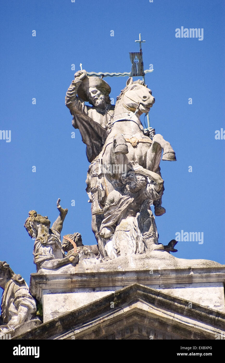 Detail der Palast des Raxoi mit der Statue von St. Jacques in Santiago De Compostela Stockfoto