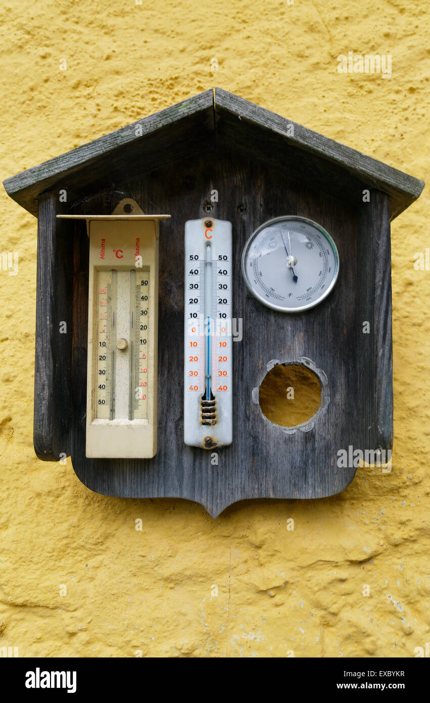 alte outdoor-Thermometer an der gelben Wand Stockfoto