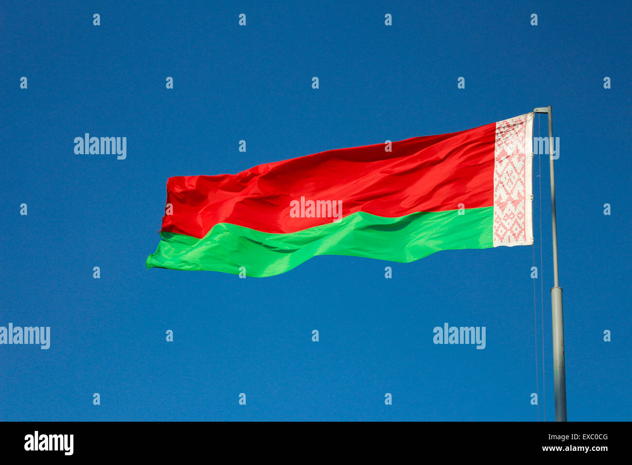 Flagge von Belarus blauen Himmel Hintergrund besser Minsk Stockfoto