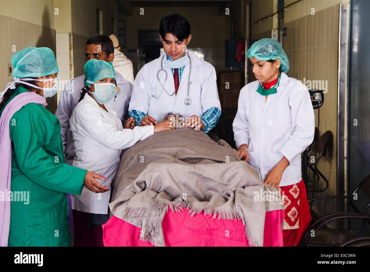 indische Ärzte Krankenhaus Patient Notfall Stockfoto