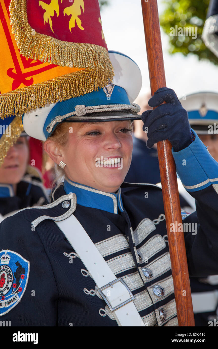 Southport, Merseyside, England. 11. Juli 2015 Julie McCarty (Bootle und Bezirk Konzertina Band) bei der jährlichen Orange Lodge Parade feiern die 325. Jahrestag der Schlacht am Boyne, als König William III der Orange siegreich über seinen Rivalen König James II an den Fluss Boyne in July1690, war die protestantische Vorherrschaft für Generationen gesichert. Es war der letzten Zeit zwei gekrönten Könige von England, Schottland und Irland, die einander auf dem Schlachtfeld konfrontiert.  Oranier Tag 12. Juli, Stockfoto