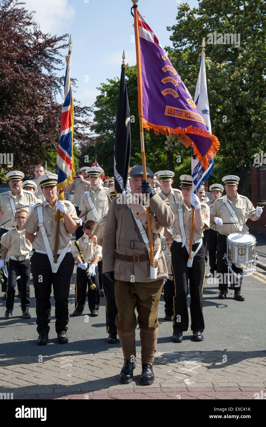 Southport, Merseyside, England. 11. Juli 2015 Ulster Freiwilliger bei der jährlichen Orange Lodge Parade feiern die 325. Jahrestag der Schlacht am Boyne, als König William III der Orange siegreich über seinen Rivalen König James II an den Fluss Boyne in July1690, war die protestantische Vorherrschaft für Generationen gesichert. Es war der letzten Zeit zwei gekrönten Könige von England, Schottland und Irland, die einander auf dem Schlachtfeld konfrontiert. Oranier Tag 12. Juli, Stockfoto