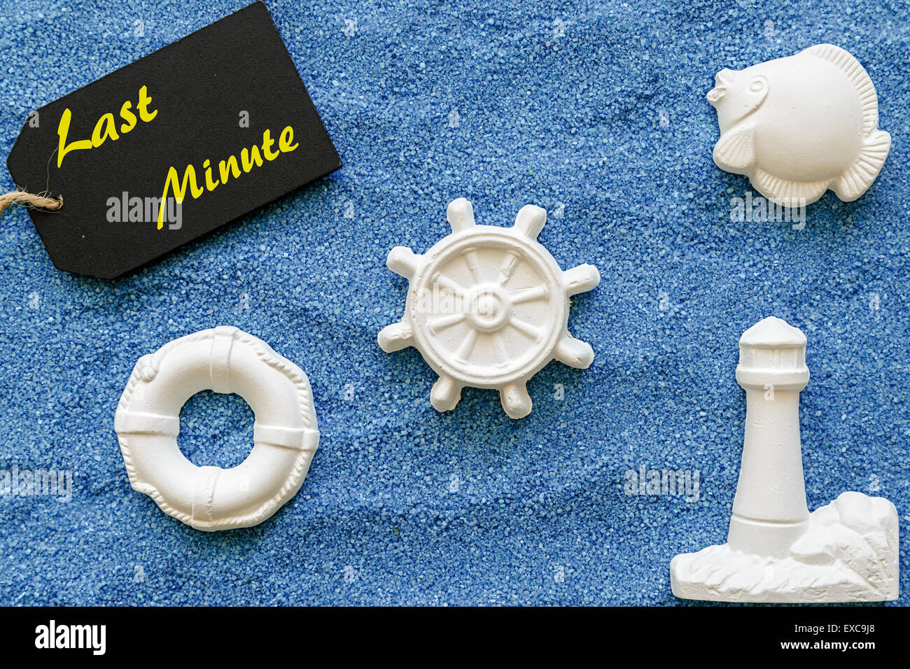 Last-Minute auf Tafel mit Sommer-Symbol geschrieben Stockfoto