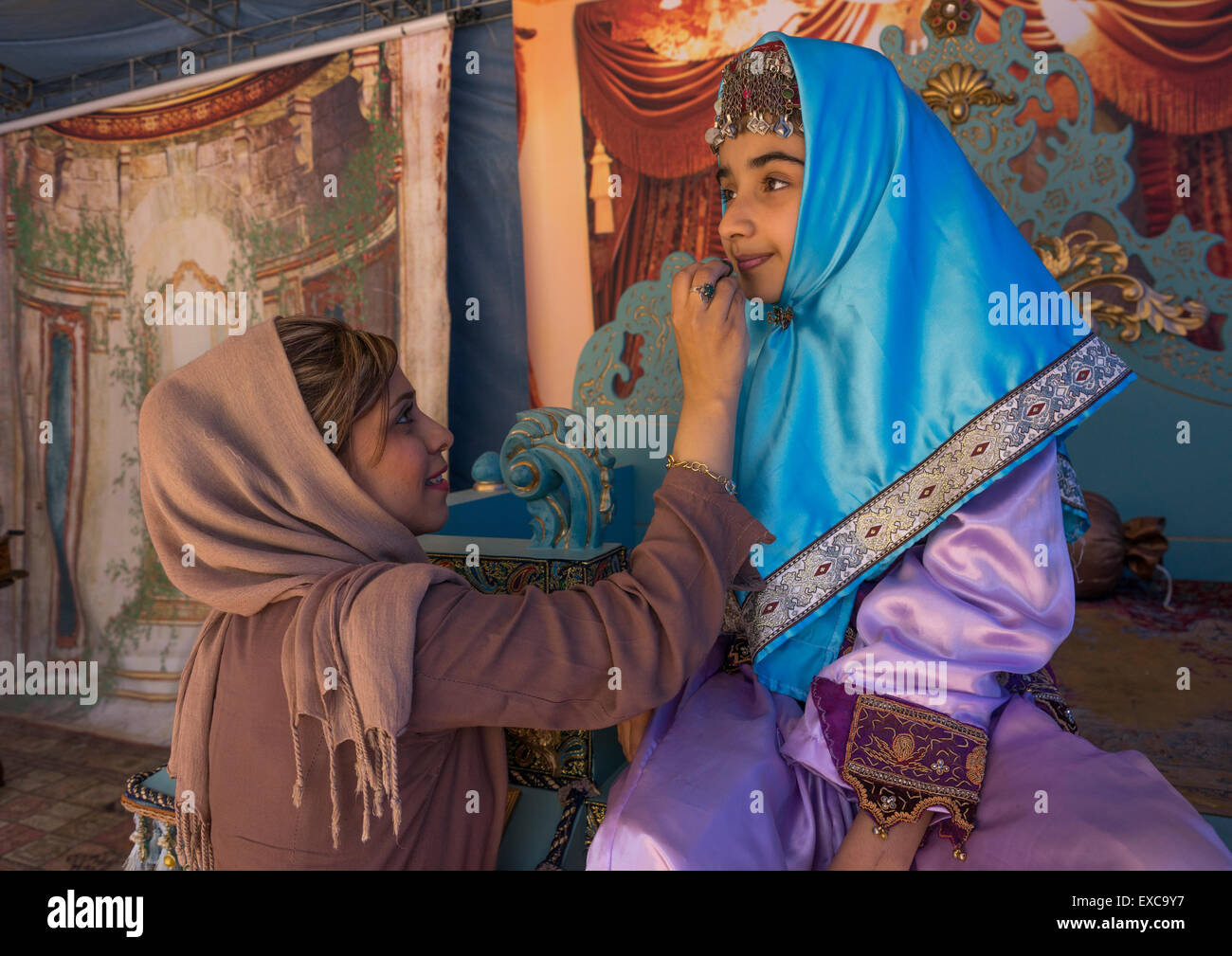 Mädchen In traditioneller Kleidung für ein Photo-Souvenir In der Saadabad-Palast, Shemiranat County, Teheran, Iran anhalten Stockfoto