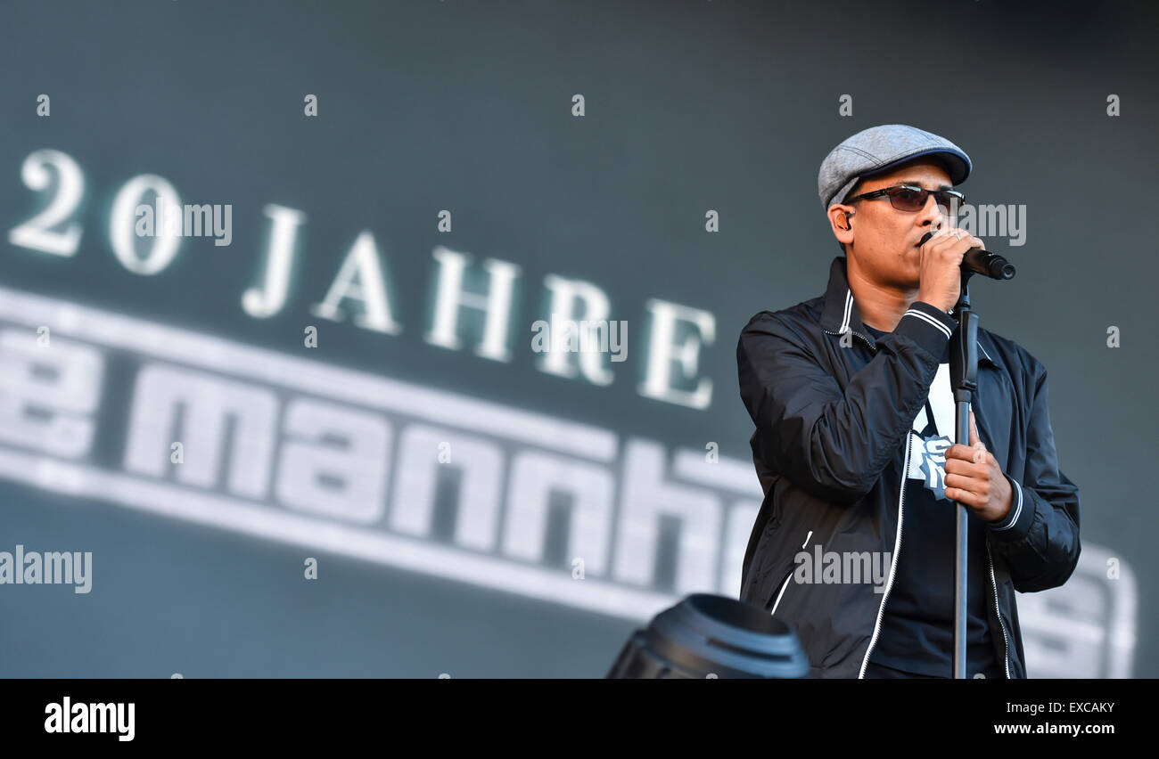 Mannheim, Deutschland. 10. Juli 2015. Xavier Naidoo und die Band "Soehne Mannheims" auf der Bühne für die Band 20. Jahrestag in Mannheim, Deutschland, 10. Juli 2015. Foto: Uwe Anspach/Dpa/Alamy Live News Stockfoto