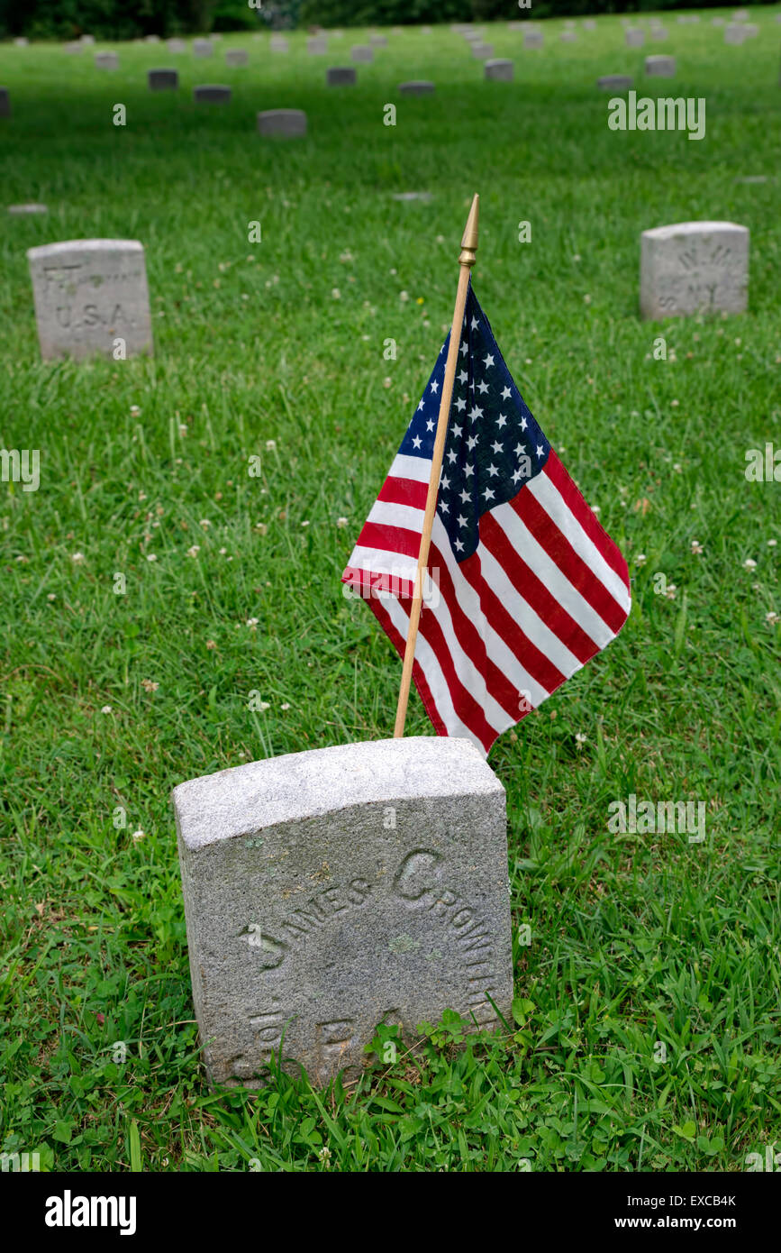 Grabzeichen und amerikanische Flagge im Fredericksburg National Battlefield Park, Fredericksburg, Virginia, USA. Stockfoto