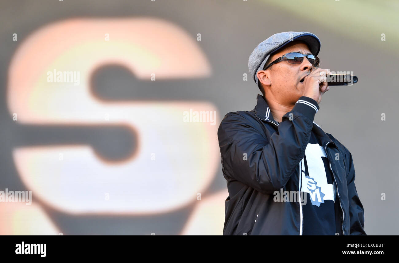 Mannheim, Deutschland. 10. Juli 2015. Xavier Naidoo und die Band "Soehne Mannheims" auf der Bühne für die Band 20. Jahrestag in Mannheim, Deutschland, 10. Juli 2015. Foto: Uwe Anspach/Dpa/Alamy Live News Stockfoto