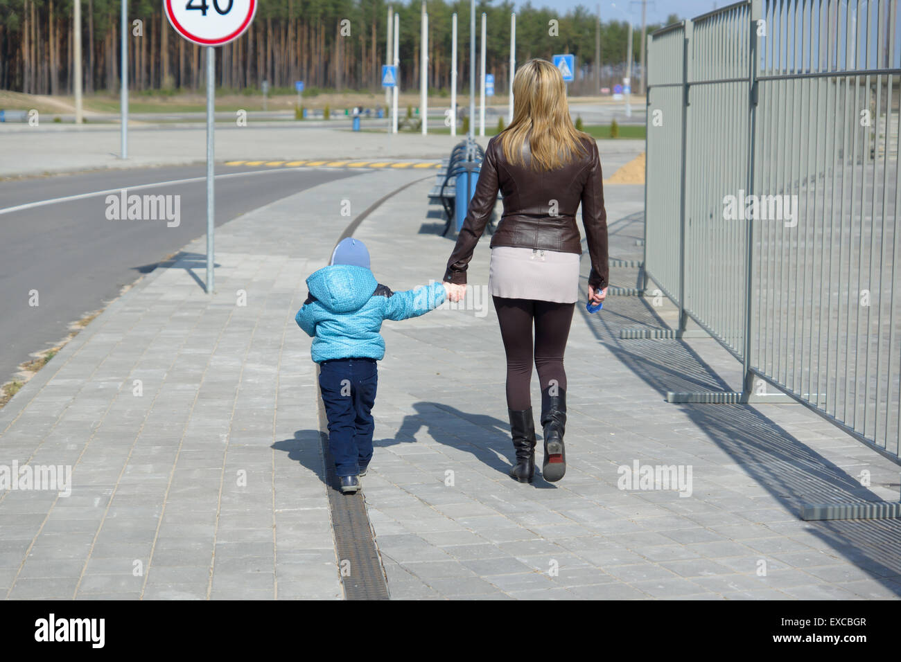 Mutter mit dem Sohn gehen entlang der Straße und Vortrag Stockfoto