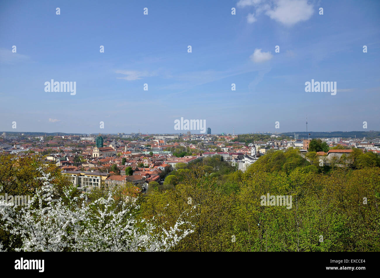 Blick auf die Altstadt von Vilnius aus die Hügel der drei Kreuze Stockfoto