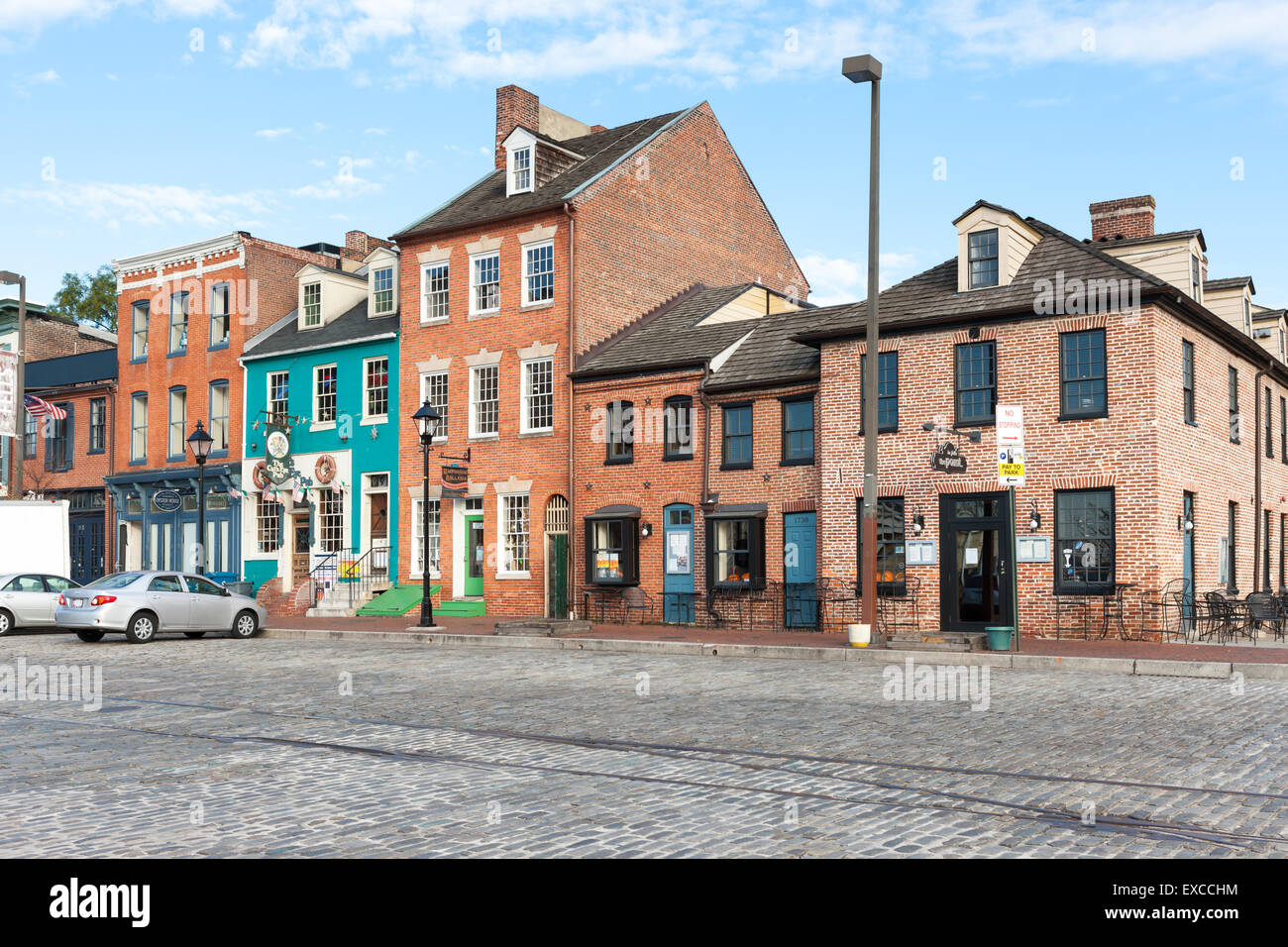 Gemischt genutzte Gebäude an der Thames Street in der historischen fiel Punkt Nachbarschaft in Baltimore, Maryland. Stockfoto