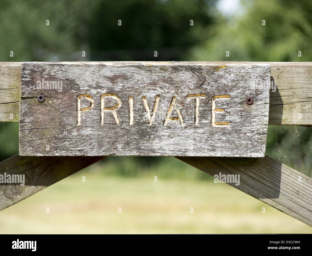 Eine alte hölzerne 'Private' Schild an ein Gateway zu einem Feld. Stockfoto