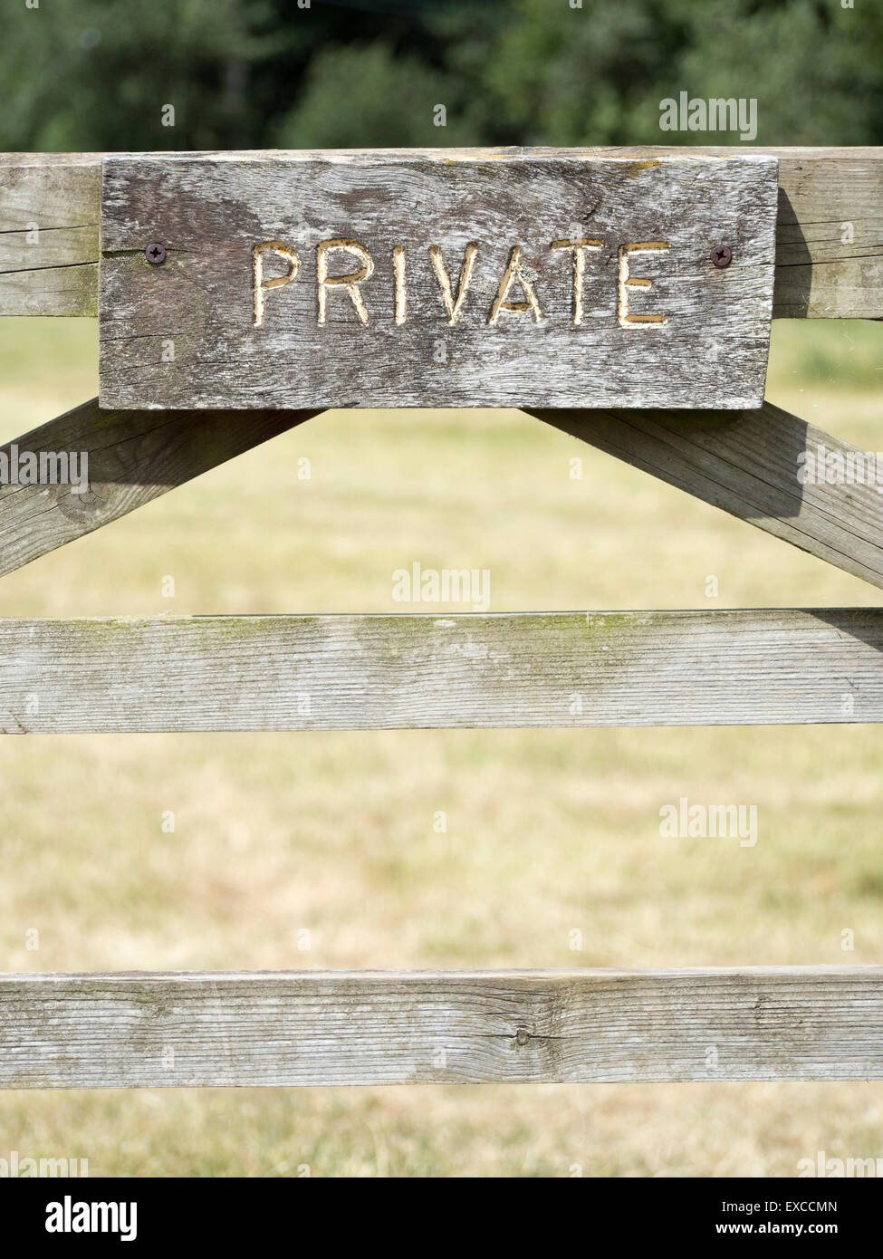 Eine alte hölzerne 'Private' Schild an ein Gateway zu einem Feld. Stockfoto