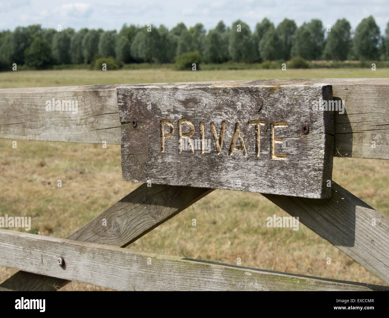 Eine alte hölzerne 'Private' Schild an ein Gateway zu einem Feld. Stockfoto