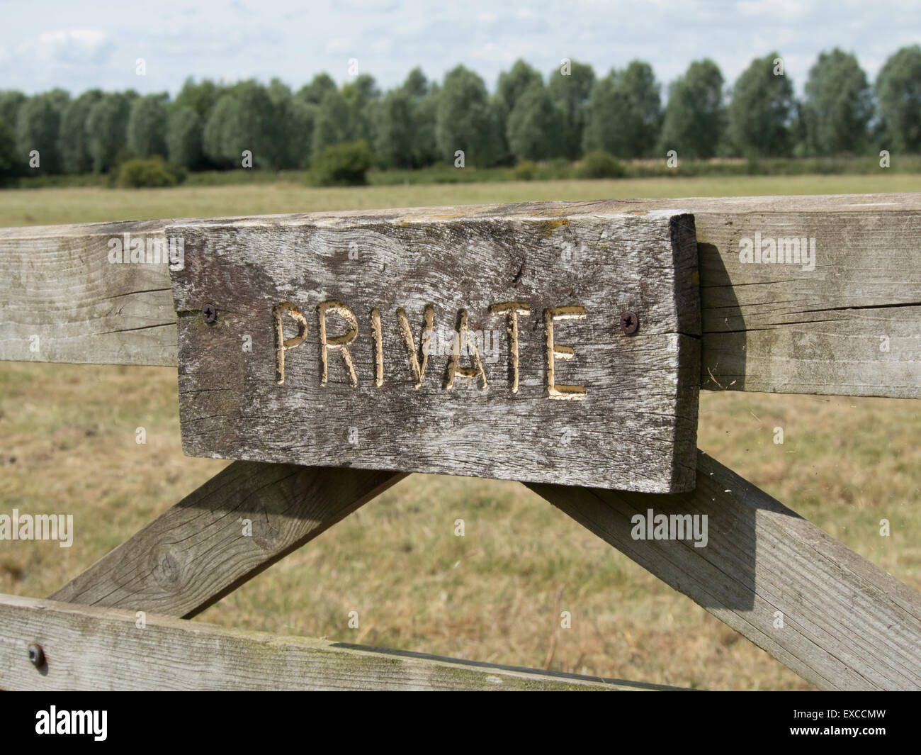 Eine alte hölzerne 'Private' Schild an ein Gateway zu einem Feld. Stockfoto