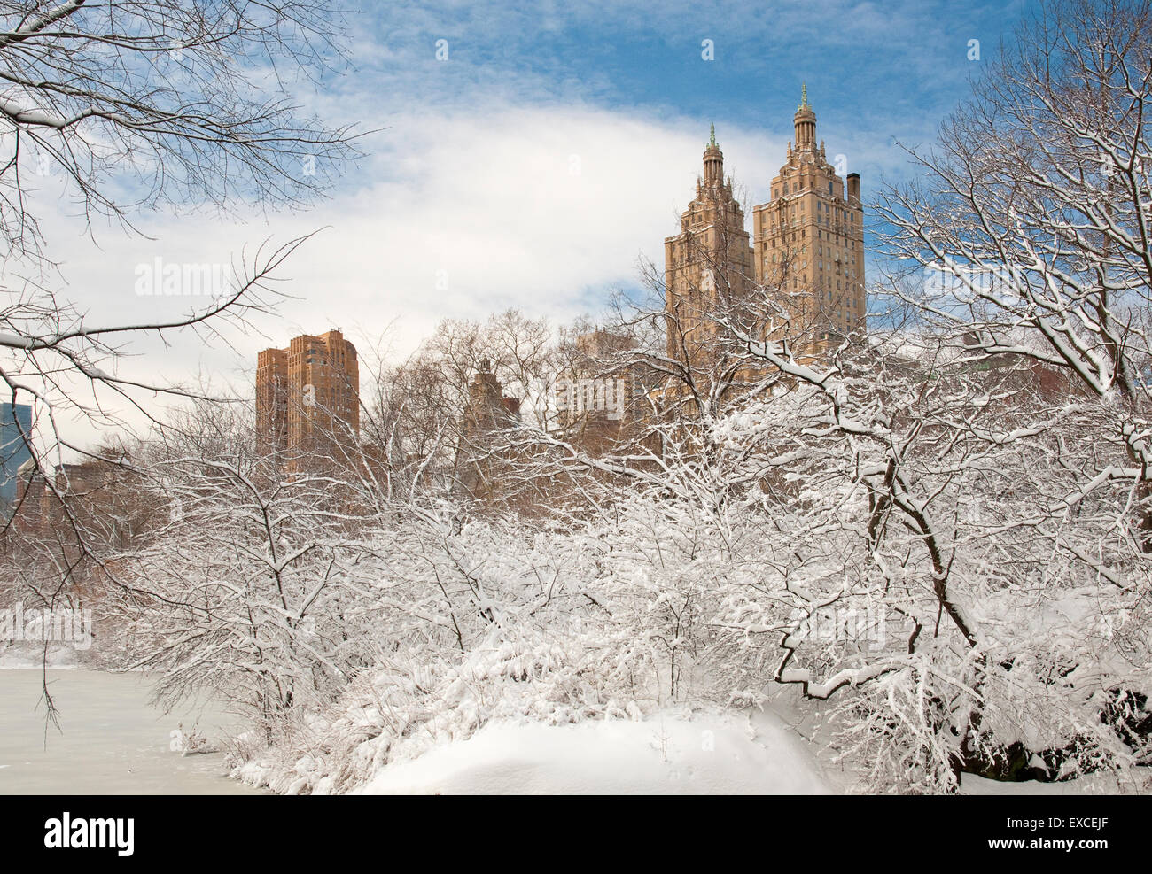 San Remo Türme mit Blick auf den See im Central Park, New York nach einem Schneefall Stockfoto