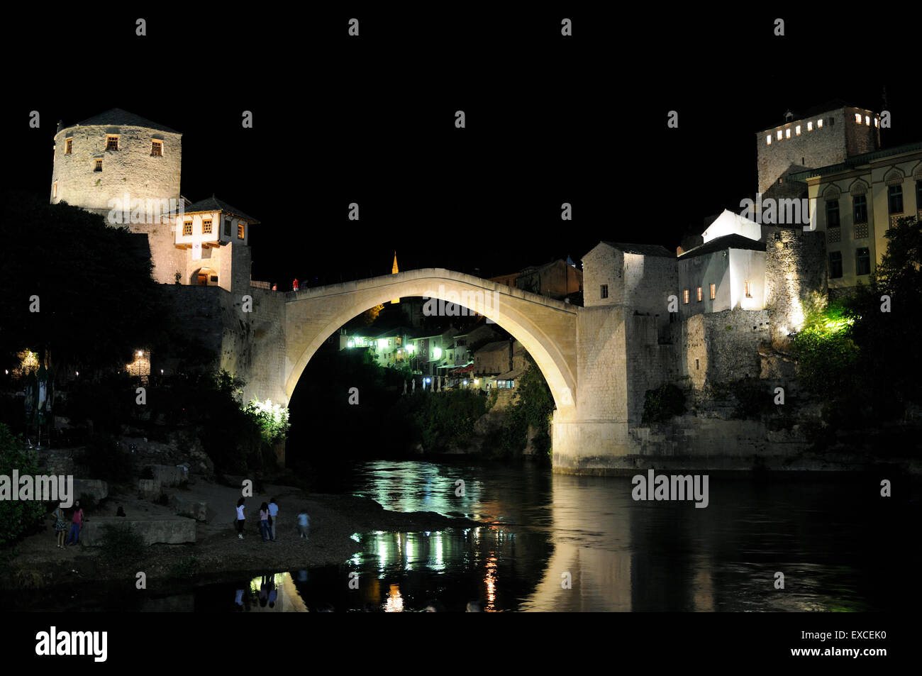 Alte Brücke in Mostar in der Nacht. Stockfoto