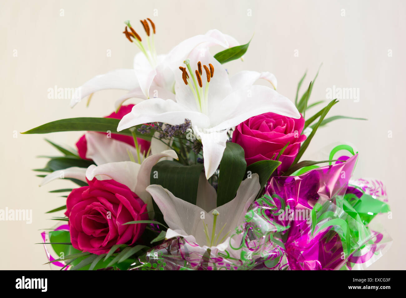 feines Bouquet von frischen Lilien und Rosen als Geschenk Stockfoto