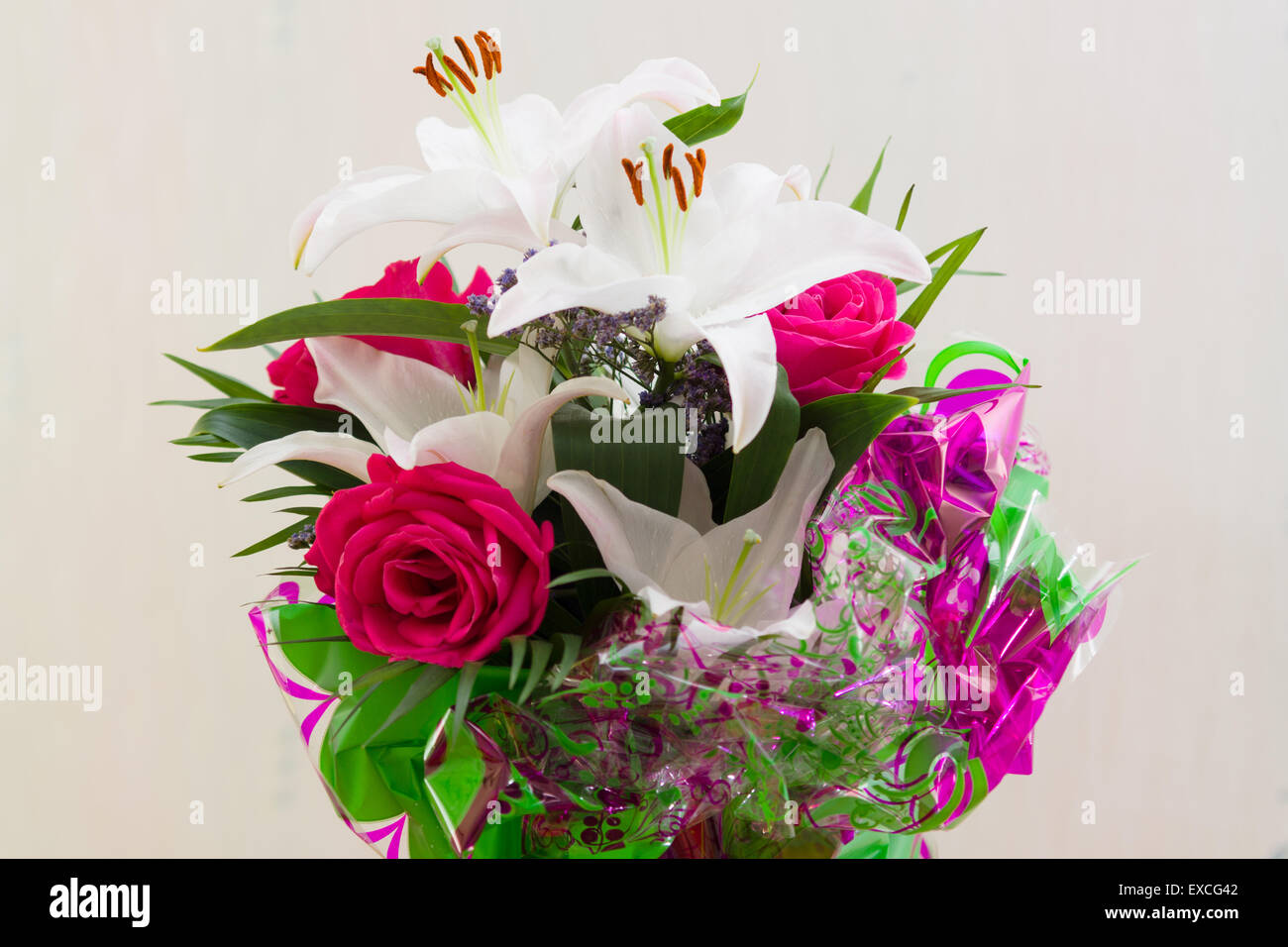 feines Bouquet von frischen Lilien und Rosen als Geschenk Stockfoto