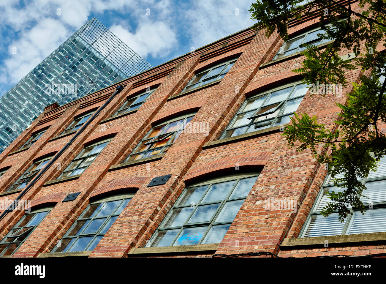 Legendären Wolkenkratzer umrahmt Beetham Tower entworfen von Ian Simpson von der alten Promenade Nachtclub Ziegel Mühle Entwicklung Architektur Stockfoto