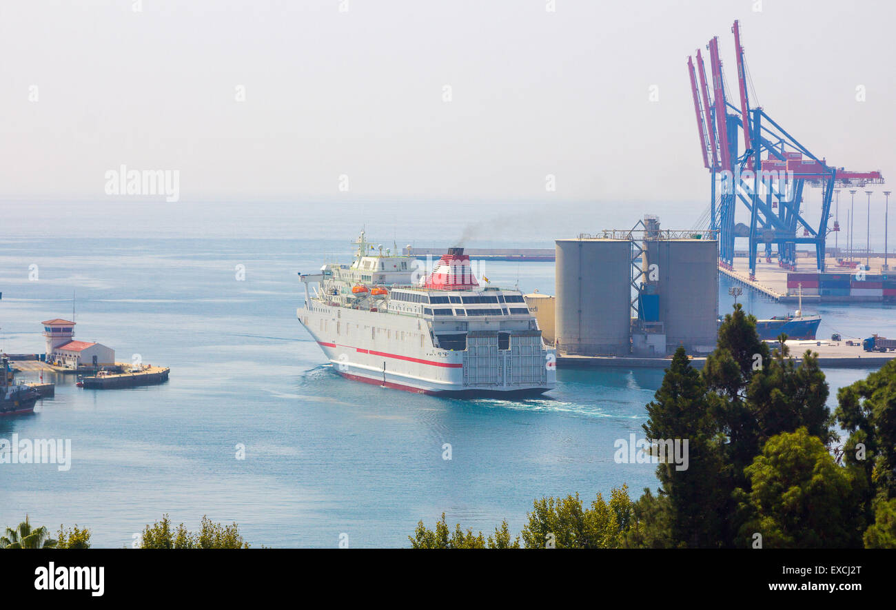 Luxus-Kreuzfahrt-Schiff Hafen verlassen Stockfoto