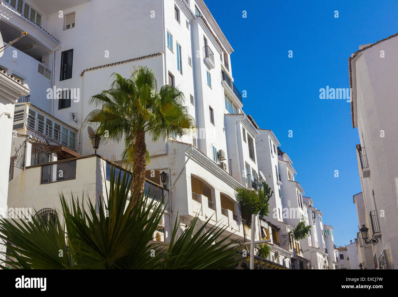 Straßen mit weiß getünchten Gebäuden typisch von Puerto Banus, Malaga Spanien Stockfoto